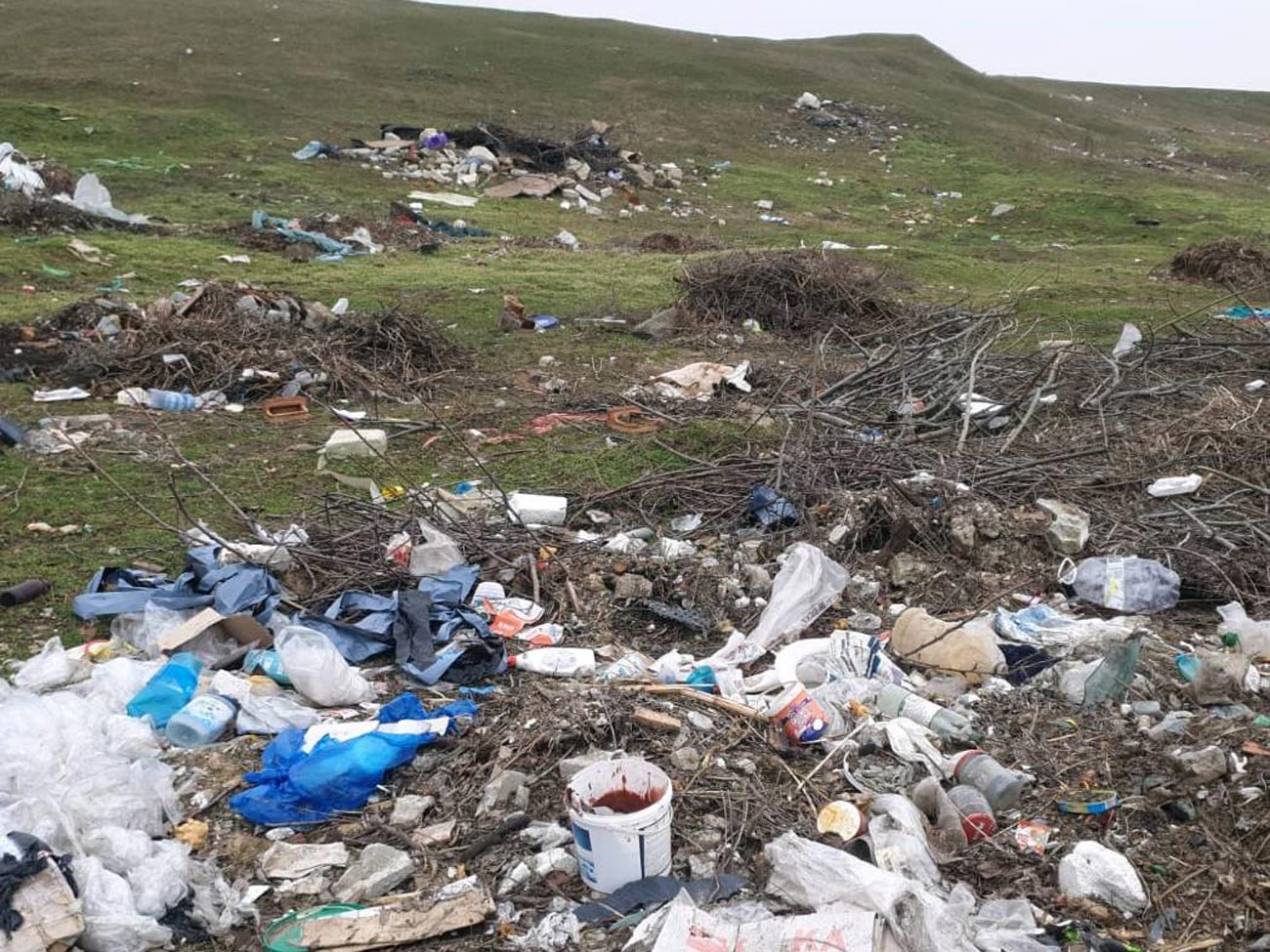 Depozite ilegale de deșeuri la Mircea Vodă. Primăria, amendată cu 45.000 lei de Garda de Mediu