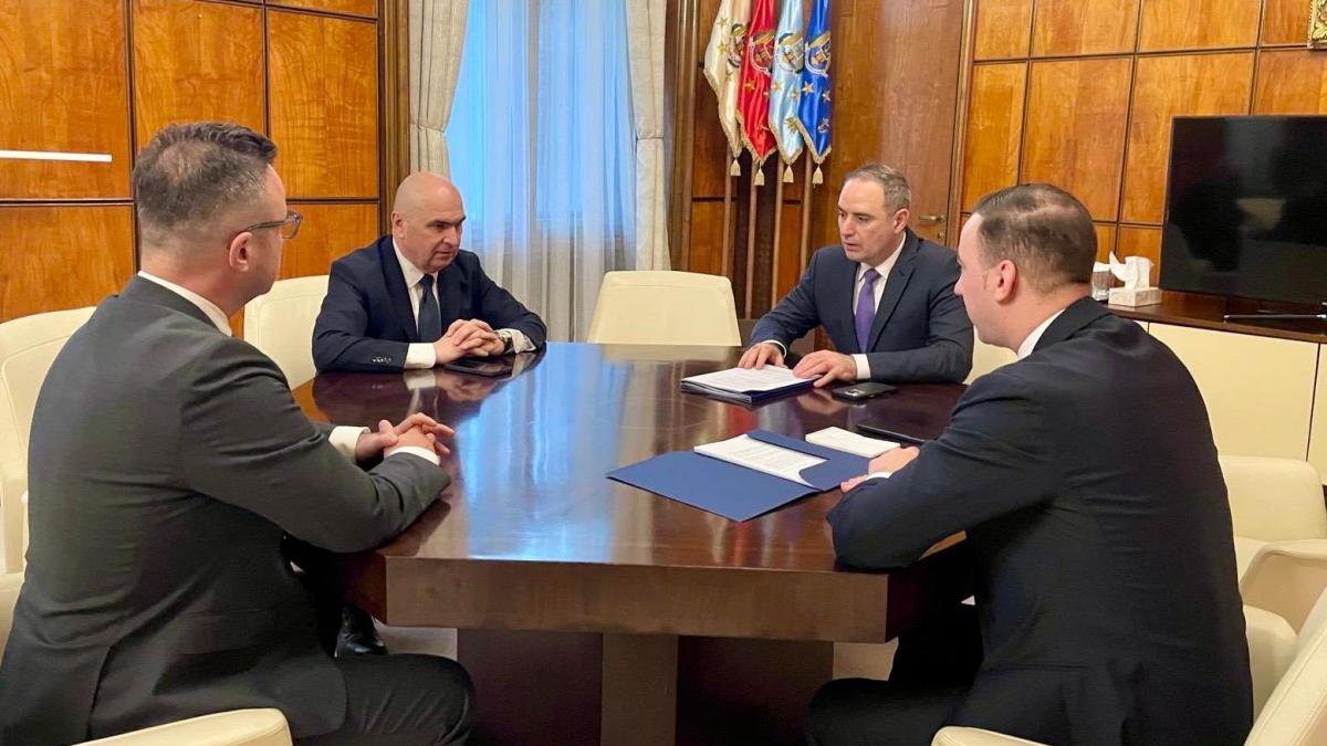 Carburanţii s-au scumpit din nou. Bolojan respinge plafonarea preţurilor