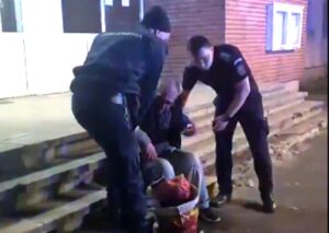 Jandarmii brăileni au ajutat un bărbat fără adăpost care a suferit crize de epilepsie