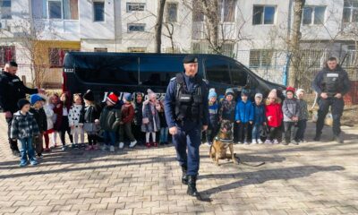 Micii curioși de la grădiniță, fascinați de jandarmi și dresajul canin