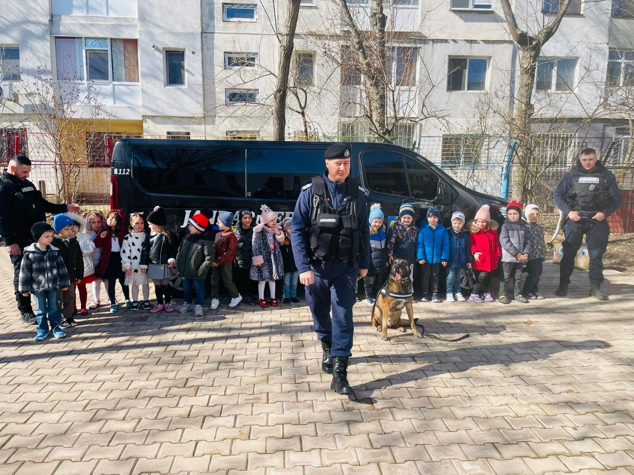 Micii curioși de la grădiniță, fascinați de jandarmi și dresajul canin