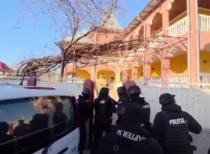 Percheziții și reținere într-un dosar de înșelăciune și fals