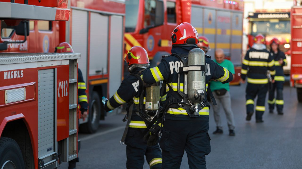 Bărbat rănit într-un incendiu izbucnit într-un apartament din Târnăveni. Mai multe persoane au fost evacuate