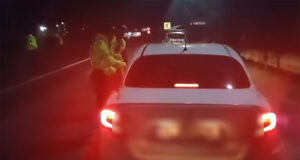 Razie de noapte la Vădeni, în timpul Balului Bobocilor. Polițiștii au intervenit cu câine antidrog