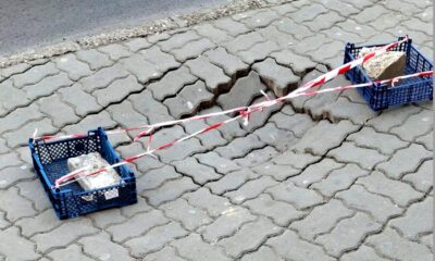 Trotuarul surpat de la Wimarkt, semnalizat corespunzător cu... lăzi din plastic și pietre