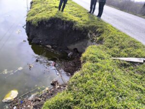 Surpare periculoasă pe DC 8, în ”coada” Lacului Sărat