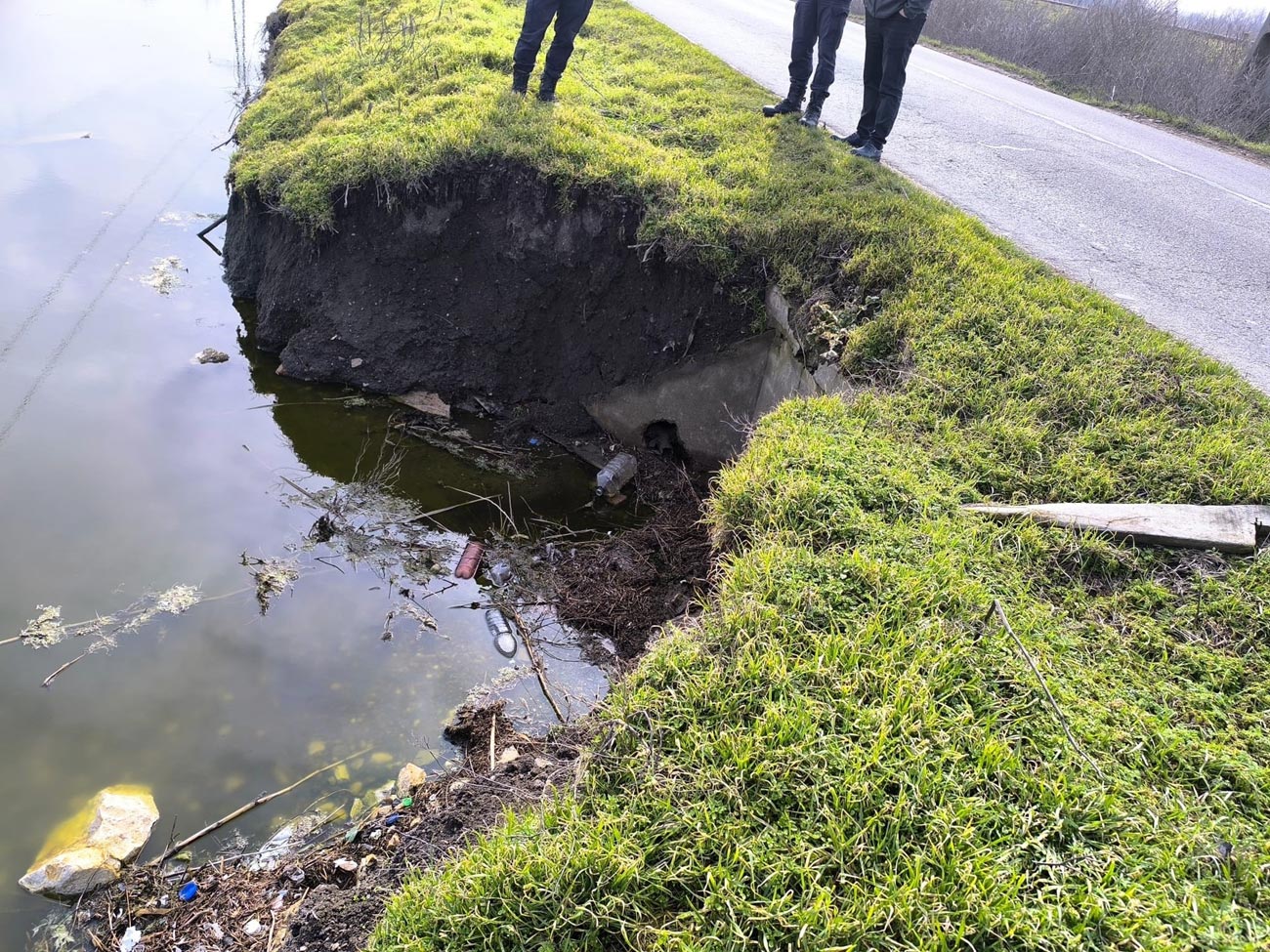 Surpare periculoasă pe DC 8, în ”coada” Lacului Sărat