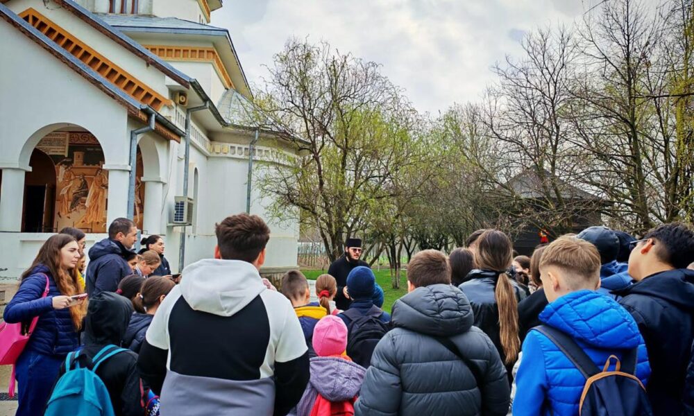 Plantare de arbori la Mănăstirea Măxineni