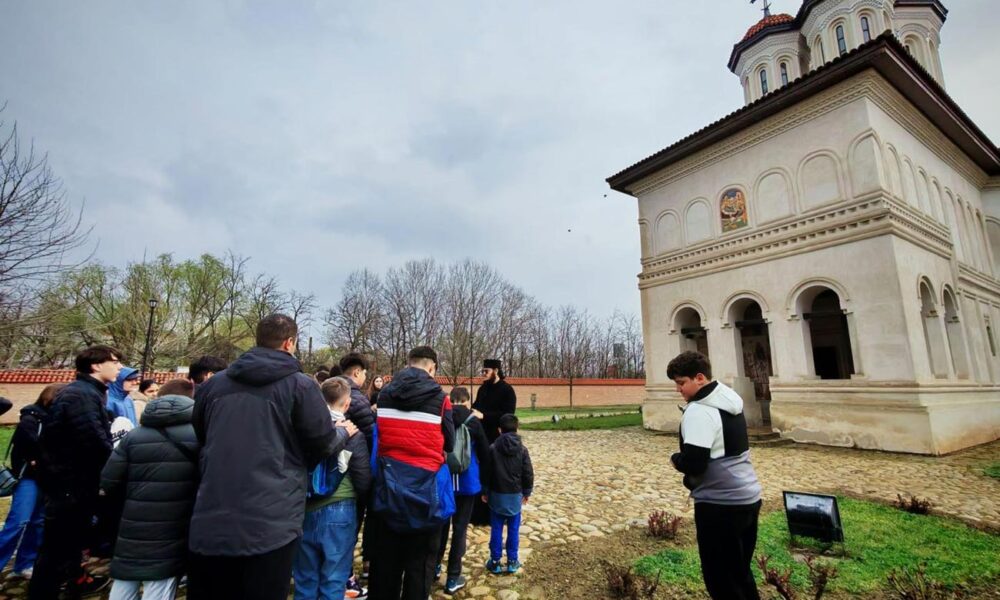 Plantare de arbori la Mănăstirea Măxineni