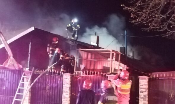 Incendiu în noaptea de Paște provocat de o candelă lăsată nesupravegheată. Două case, puternic afectate