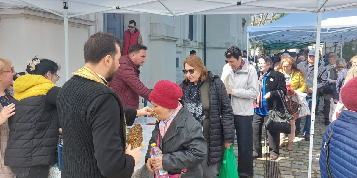 „Agheasma, pentru mine, înseamnă VIAȚĂ!” Mii de pelerini la Izvorul Tămăduirii de la biserica Greacă