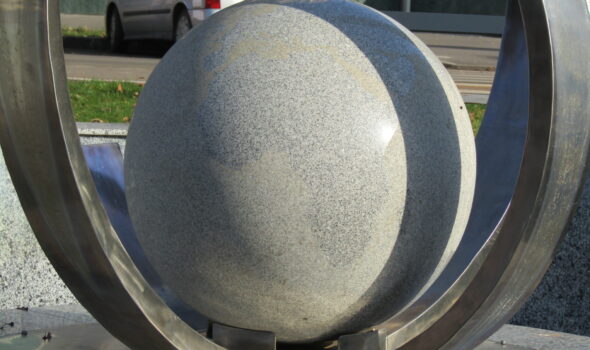 GALERIE FOTO Globul de granit și continentele greu de văzut de pe Bulevardul Independenței