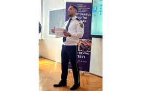 Experința unui om în uniformă! Un absolvent al Colegului Economic Brăila, devenit polițist, le-a vorbit liceenilor despre profesia sa