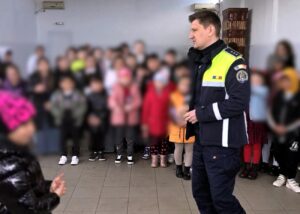 Activități desfășurate de polițiștii de siguranță școlară în localitatea Șuțești