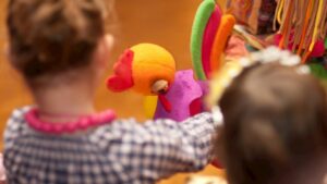 Educatoare din Craiova, acuzată că bătea și amenința copiii: ”Îți dau două capace de nu te vezi”