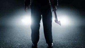 Bărbatul care și-a lovit vecinul cu toporul nu scapă de arest