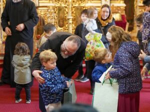 Exemplu de omenie. 5.000 de vârstnici și 2.000 de copii se înnoiesc de Sfintele Paști