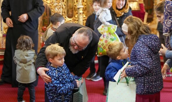 Exemplu de omenie. 5.000 de vârstnici și 2.000 de copii se înnoiesc de Sfintele Paști