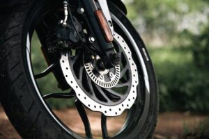 Beneficiile utilizării anvelopelor moto de calitate în condusul zilnic