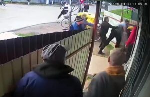 Autorii atacului violent din Tudor Vladimirescu au scăpat de arestul preventiv. Stau în arest la domiciliu, cu brățara de picior