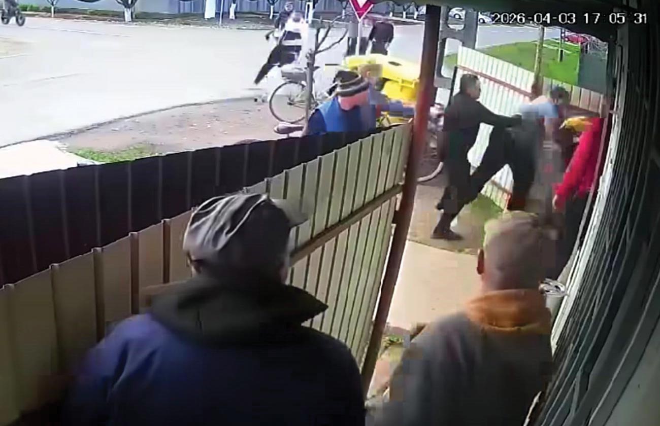 Autorii atacului violent din Tudor Vladimirescu au scăpat de arestul preventiv. Stau în arest la domiciliu, cu brățara de picior