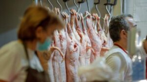 Inspectorii veterinari stau cu ochii pe măcelării, magazine alimentare, restaurante și abatoare