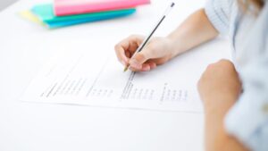 Evaluarea Națională la clasa a II-a din 2026 ridică semne de întrebare: dispare redactarea, apar doar exerciții de limbă