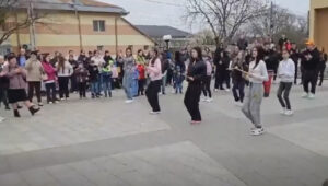 Flashmob la Ianca pentru prevenirea violenței și a consumului de droguri în rândul copiilor