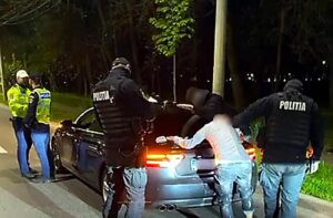 Razii la țară! Într-un autoturism s-au găsit bare metalice și un cuțit, iar un șofer a fugit de polițiști