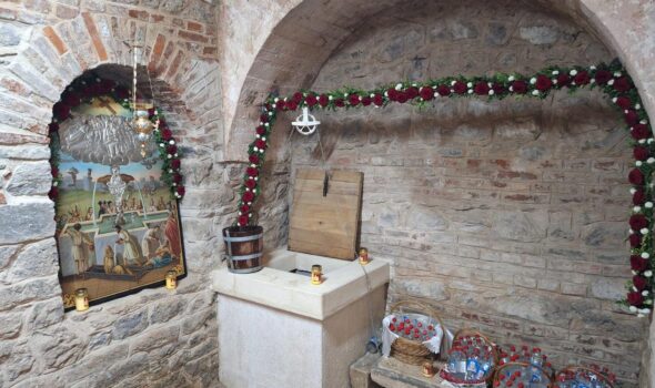 55.000 de sticle cu agheasmă la Izvorul Tămăduirii