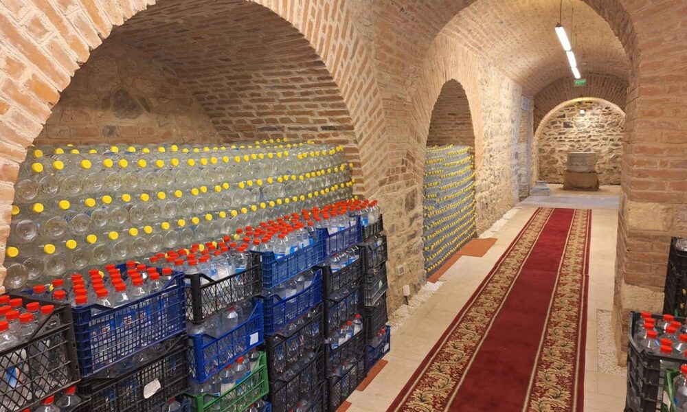 55.000 de sticle cu agheasmă la Izvorul Tămăduirii