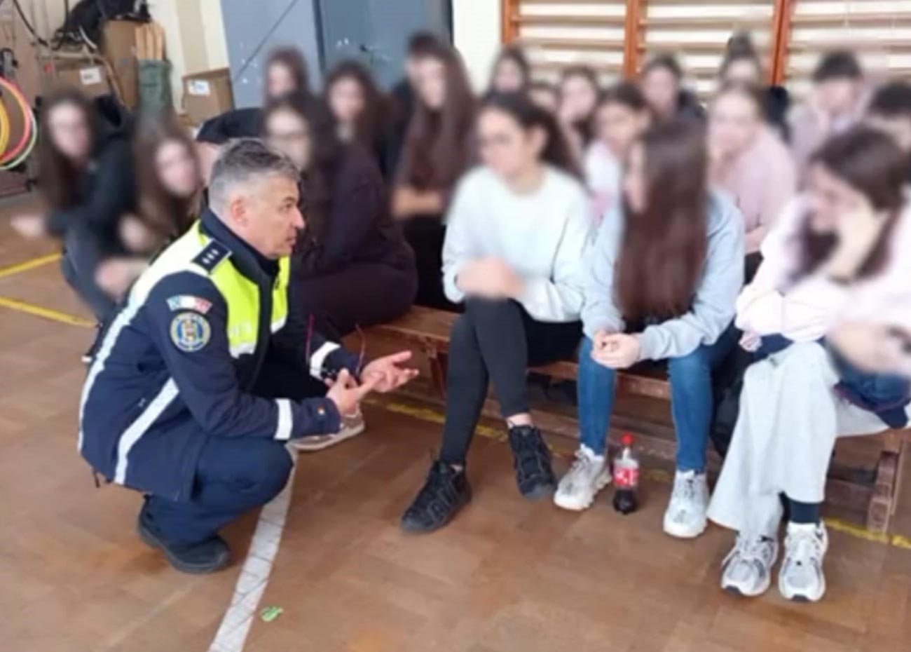 Discuții interactive între polițiști și elevi, pentru un mediu școlar sigur