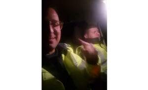 Anchetă la IPJ Brăila după ce doi polițiști s-au filmat în autospecială ascultând manele