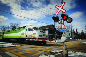 La un pas de tragedie: sistemul Full Self-Driving a unei Tesla a eșuat la o trecere de cale ferată din SUA