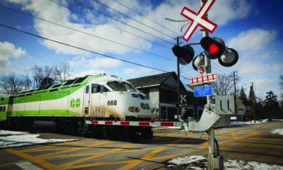 La un pas de tragedie: sistemul Full Self-Driving a unei Tesla a eșuat la o trecere de cale ferată din SUA