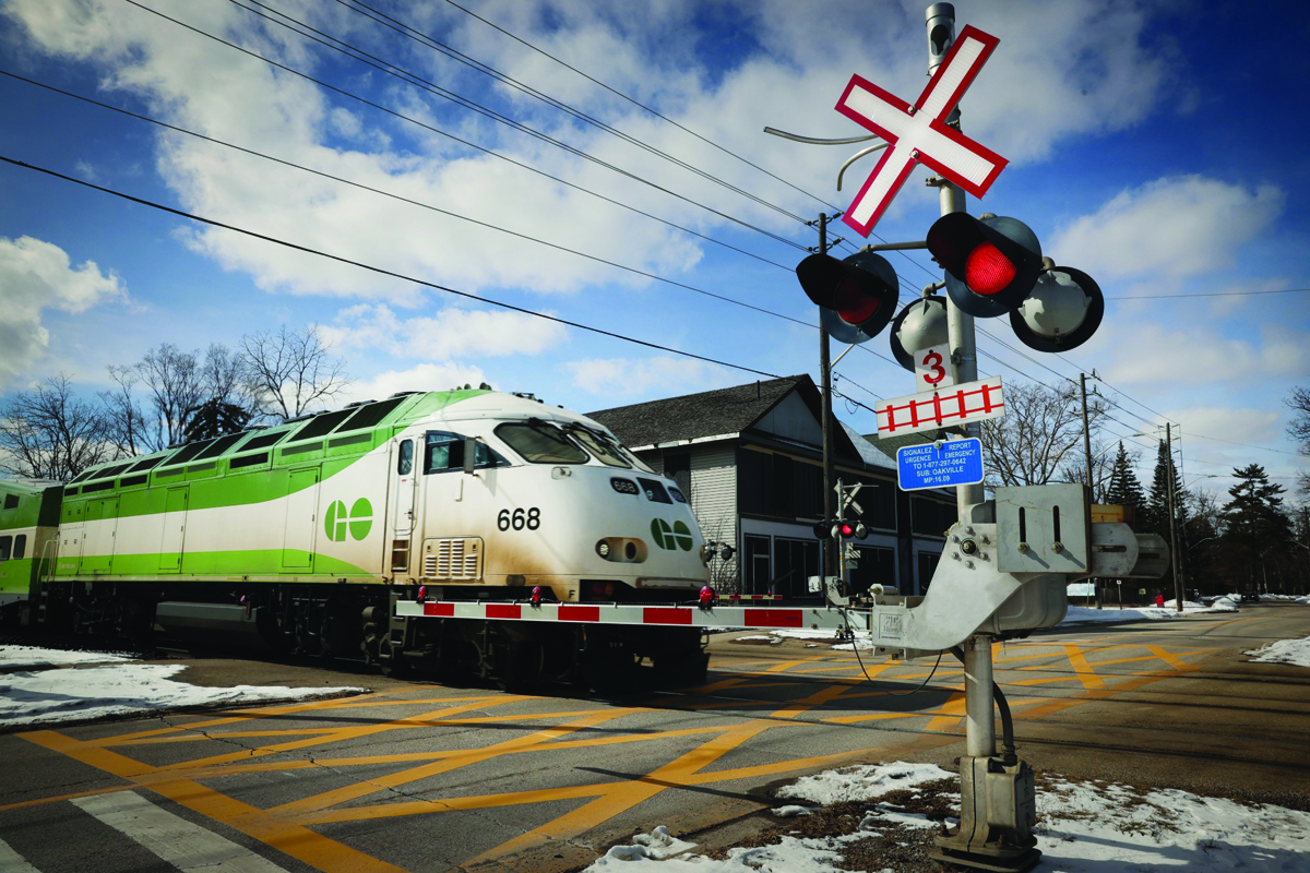 La un pas de tragedie: sistemul Full Self-Driving a unei Tesla a eșuat la o trecere de cale ferată din SUA