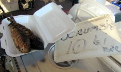 Scrumbie la 10 lei kilogramul, la târgul de lângă Sala Polivalentă