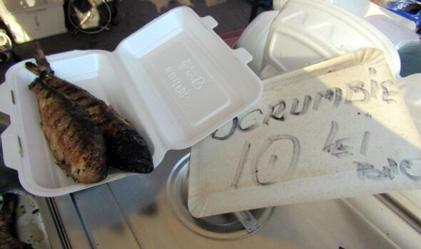 Scrumbie la 10 lei bucata, la târgul de lângă Sala Polivalentă