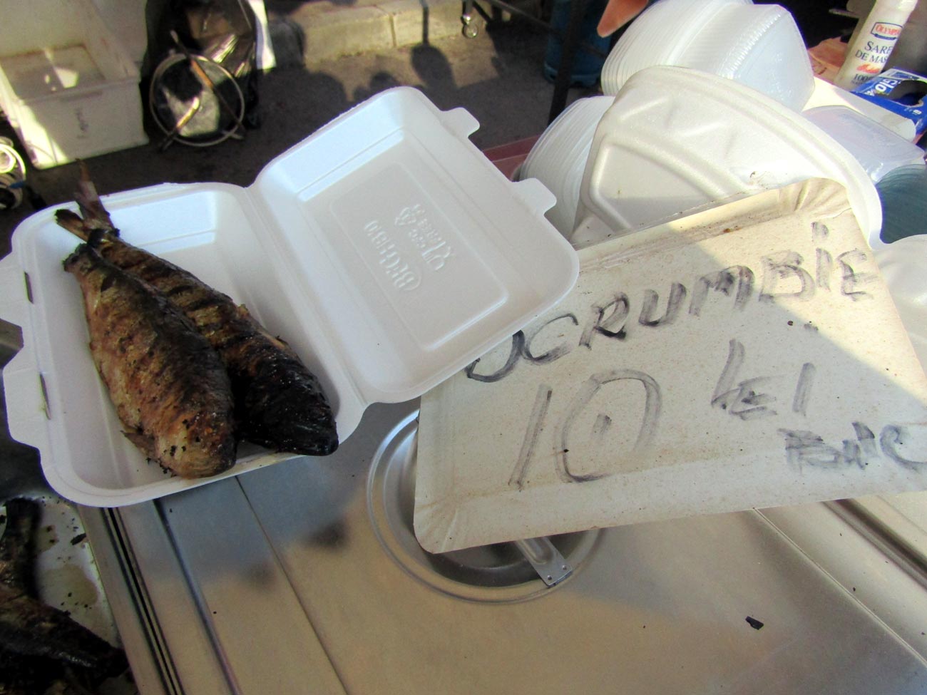 Scrumbie la 10 lei kilogramul, la târgul de lângă Sala Polivalentă