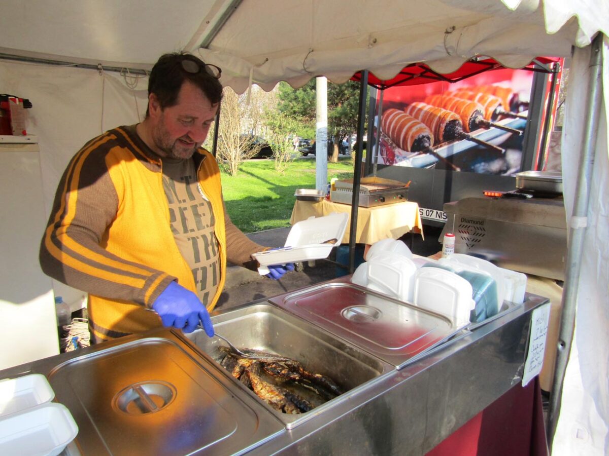 Scrumbie la 10 lei kilogramul, la târgul de lângă Sala Polivalentă