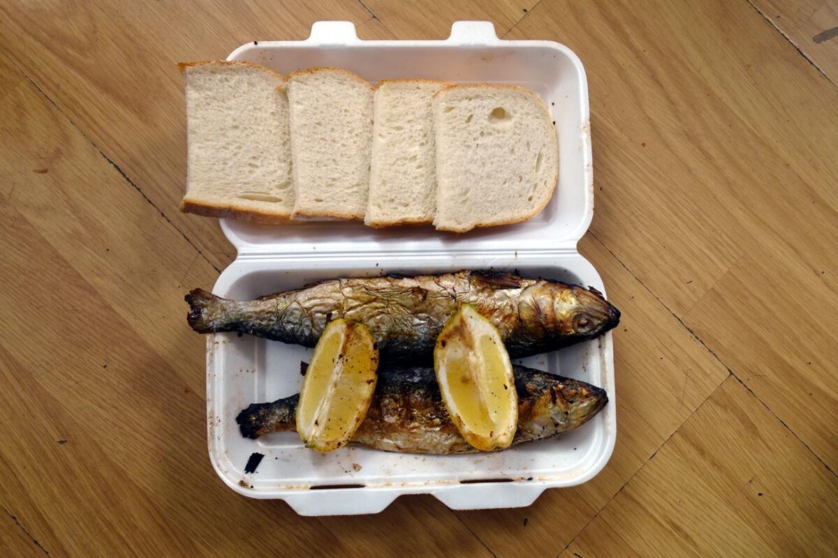 Scrumbie la 10 lei kilogramul, la târgul de lângă Sala Polivalentă