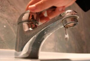 Se oprește furnizarea apei, pe mai multe străzi din cartierul Radu Negru