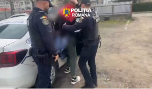 Dosar penal pentru distrugere: un tânăr a spart geamul unei mașini de poliție la Făurei