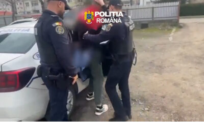 Dosar penal pentru distrugere: un tânăr a spart geamul unei mașini de poliție la Făurei