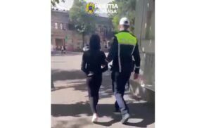Tânără de 21 de ani arestată după ce a fugit de poliție. Nu deținea permis de conducere