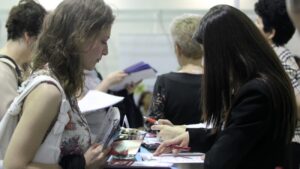 AJOFM Brăila: Tinerii absolvenți, așteptați să se înscrie în evidența instituției pentru sprijin în găsirea unui loc de muncă