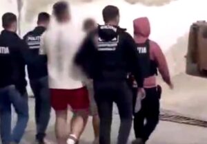 Doi tineri arestați preventiv după ce au agresat un minor într-un magazin din Brăila