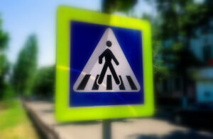 Femeie transportată la spital după ce a fost lovită de o mașină pe trecerea de pietoni