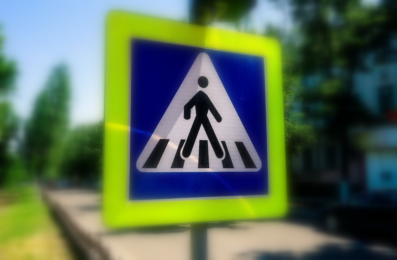 Femeie transportată la spital după ce a fost lovită de o mașină pe trecerea de pietoni