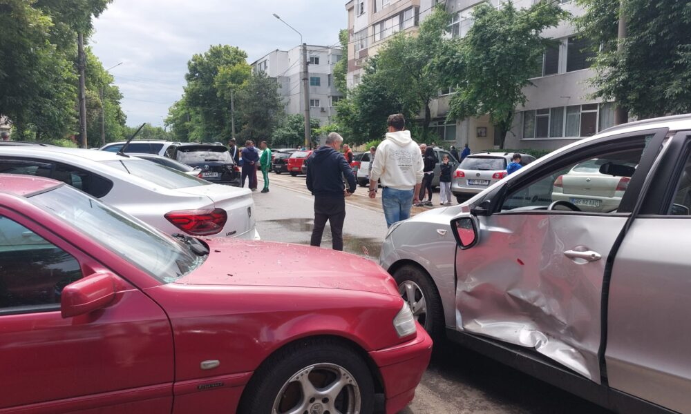 Accident de circulație cu șase mașini implicate pe strada Octav Doicescu